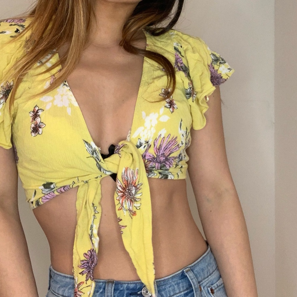 FLORAL TIE-FRONT KNOT CROP TOP